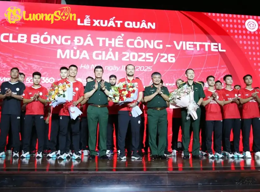 Thượng tướng Nguyễn Văn Hiền, Uỷ viên BCH TƯ Đảng, Thứ trưởng Bộ Quốc phòng, Thiếu tướng Đỗ Minh Phương, Phó TGĐ Tập đoàn Viettel chúc mừng đội bóng. Ảnh: CLB Thượng tướng Nguyễn Văn Hiền, Uỷ viên BCH TƯ Đảng, Thứ trưởng Bộ Quốc phòng, Thiếu tướng Đỗ Minh Phương, Phó TGĐ Tập đoàn Viettel chúc mừng đội bóng. Ảnh: CLB