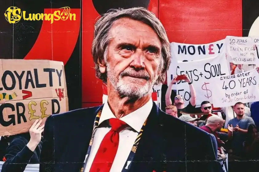 Sir Jim Ratcliffe đang trải qua quãng thời gian sóng gió khi tiếp quản Man United (Ảnh: GOAL).