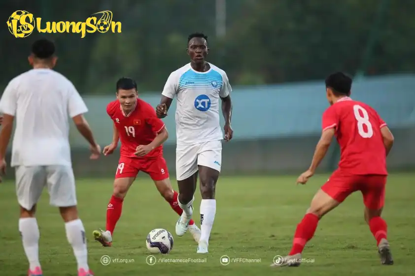 ĐT Việt Nam từng đá giao hữu với CLB Nam Định tháng 10/2025 ĐT Việt Nam từng đá giao hữu với CLB Nam Định tháng 10/2025